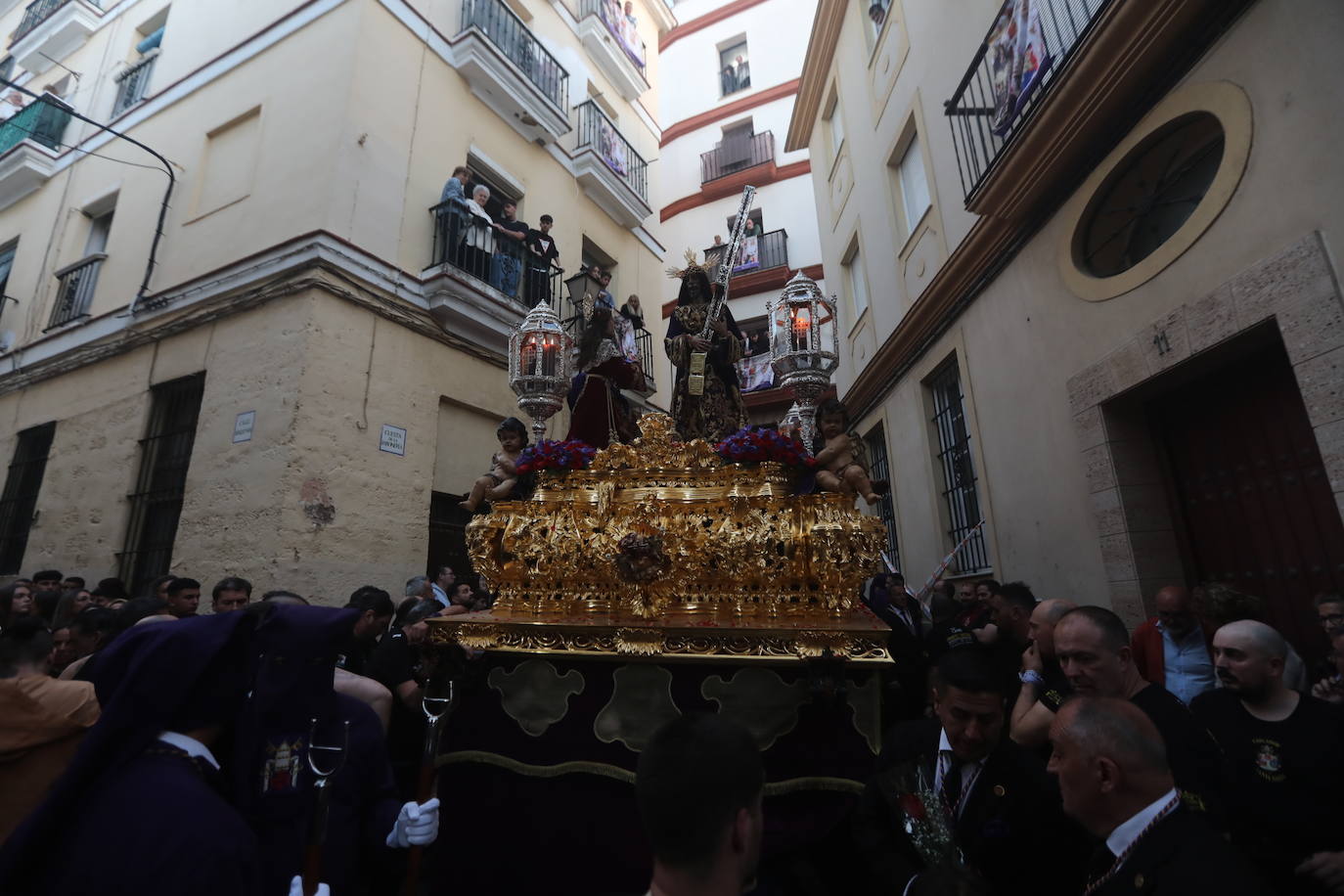 Las imágenes de la cofradía de El Nazareno, el Jueves Santo en Cádiz | Semana Santa 2025