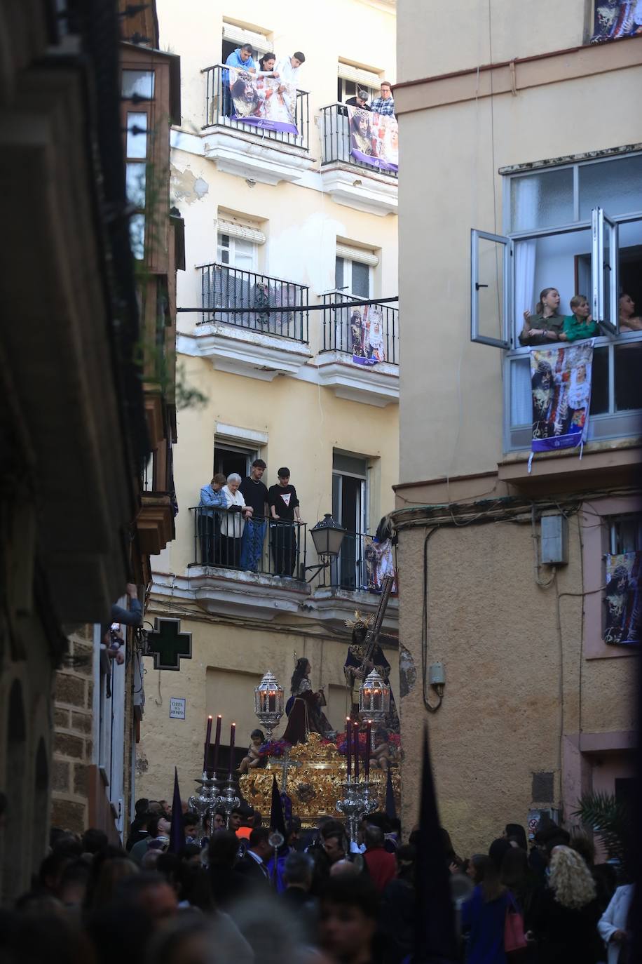 Las imágenes de la cofradía de El Nazareno, el Jueves Santo en Cádiz | Semana Santa 2025