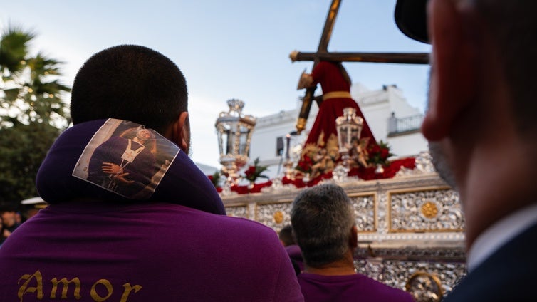 Crónica: Chiclana se rinde a los pies  del Nazareno y de la Virgen de los Dolores en un Jueves Santo espectacular