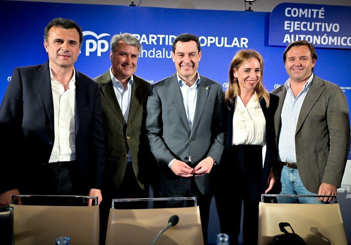Romaní, segundo por la izquierda, en la reunión del comité ejecutivo del partido
