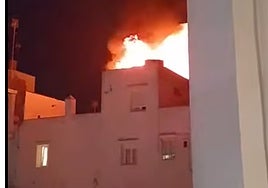Susto en la calle Sagasta por un aparatoso incendio con grandes llamas en la terraza de una vivienda