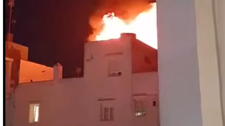 Susto en la calle Sagasta por un aparatoso incendio con grandes llamas en la terraza de una vivienda