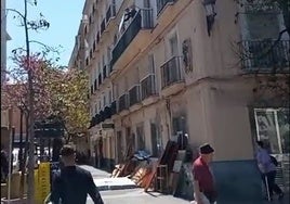 Tiran objetos por una ventana en una calle de Cádiz durante una mudanza: «Un espejo, vale... esto no es normal»