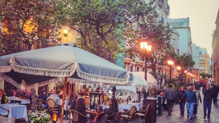 Un piano con alma crea magia en el marco incomparable de la gastronómica calle Plocia de Cádiz