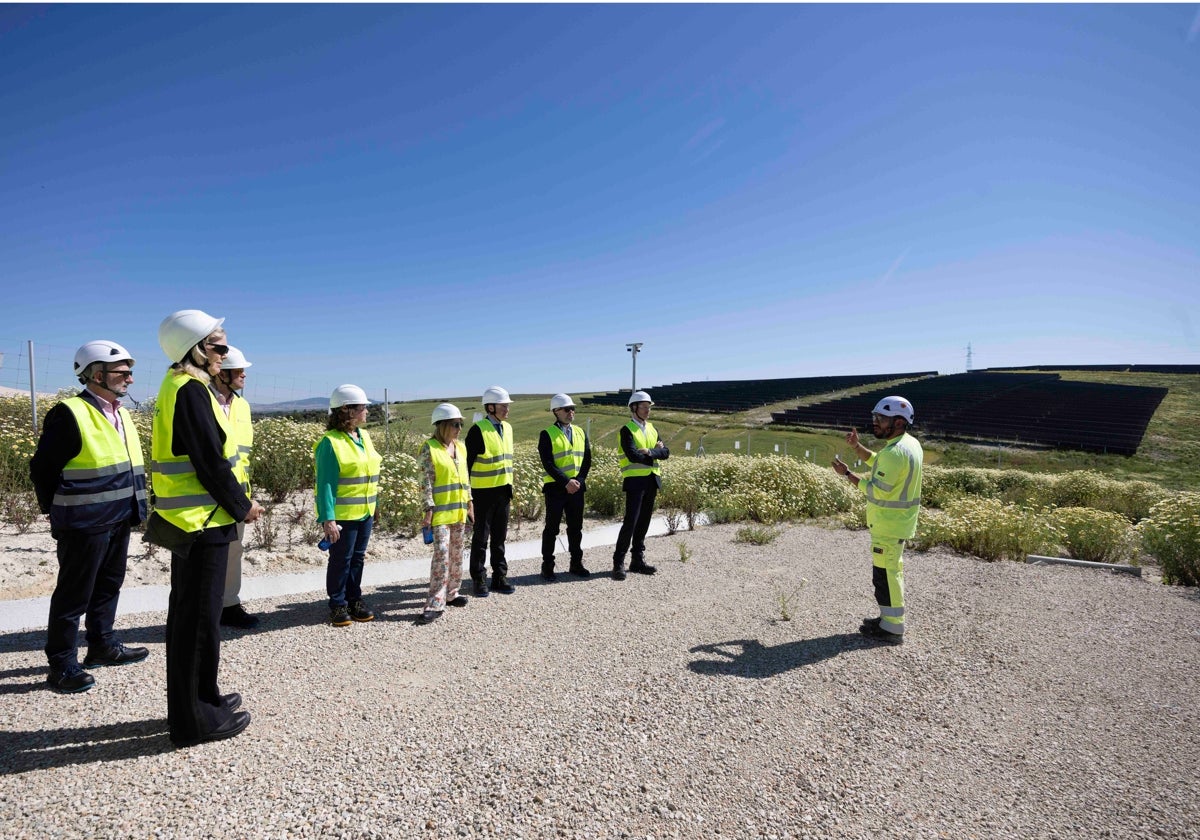 Explicación técnica a las autoridades de la nueva planta