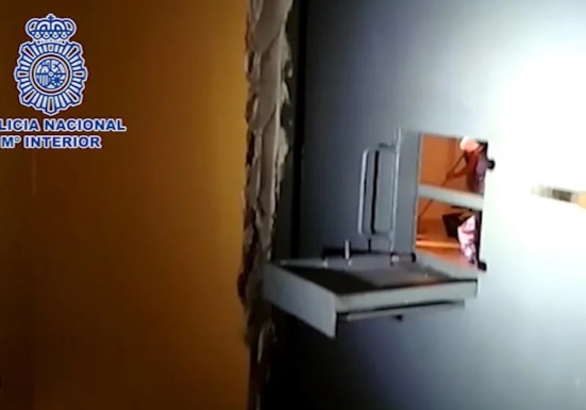 Imagen de archivo de una puerta 'bunkerizada' de un narcopiso.