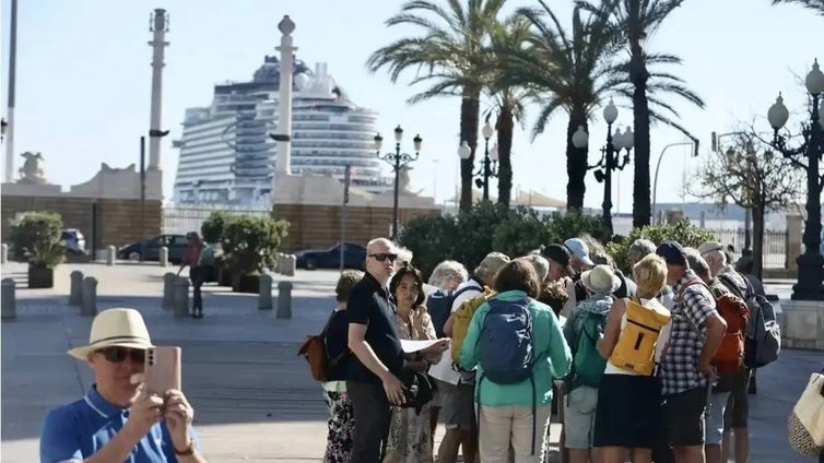 La calle Compañía de Cádiz hará este jueves honor a su nombre con la llegada del coloso 'Arvia' y el 'Queen Mary'