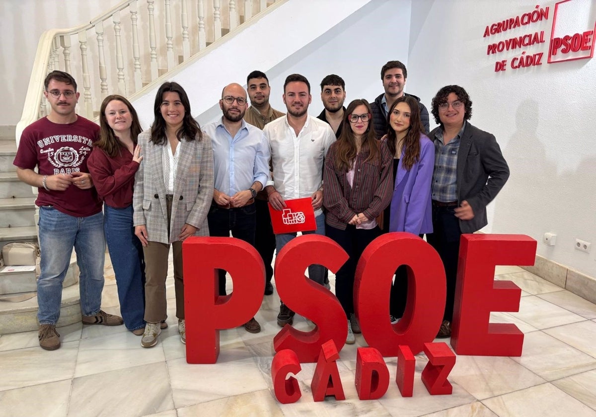 Fernando Vega, en el centro, junto al resto de miembros de su candidatura