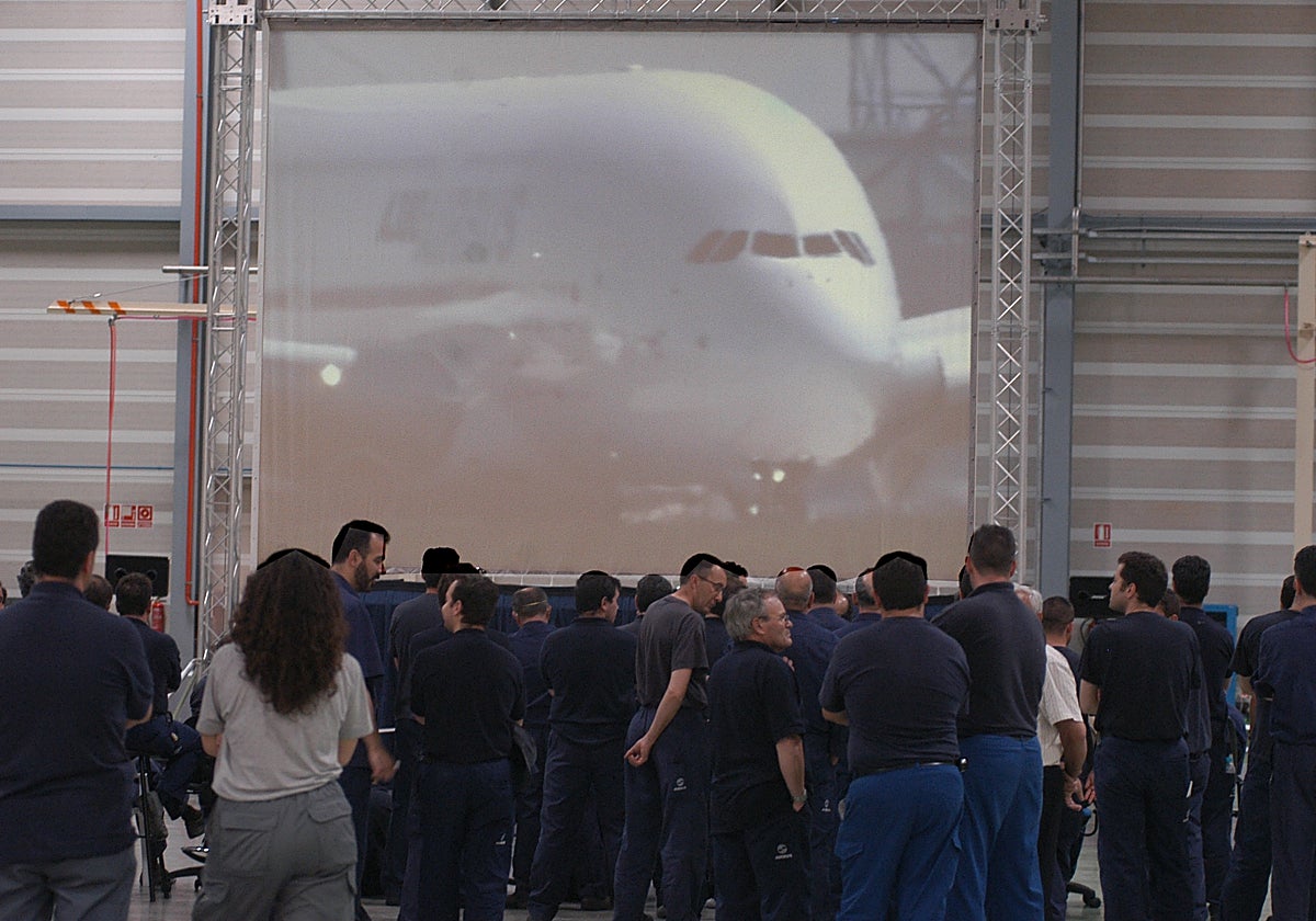 La plantilla de Airbus Puerto Real siguió aquel 27 de abril de 2025 el primer vuelo del A380 a través de pantallas gigantes