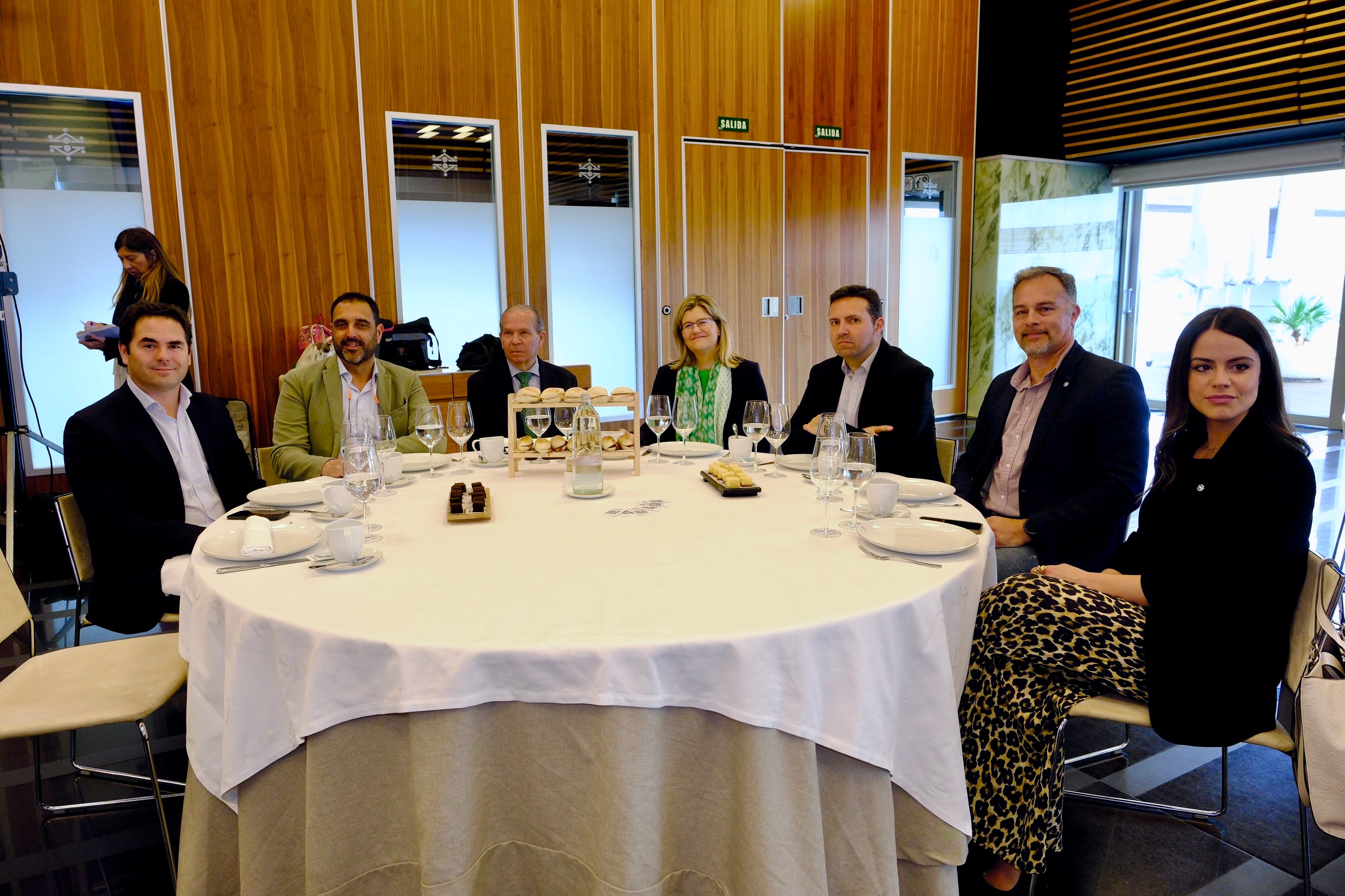Fotos: Ambiente en La Mirada Económica de ABC y LA VOZ con Rocío Blanco