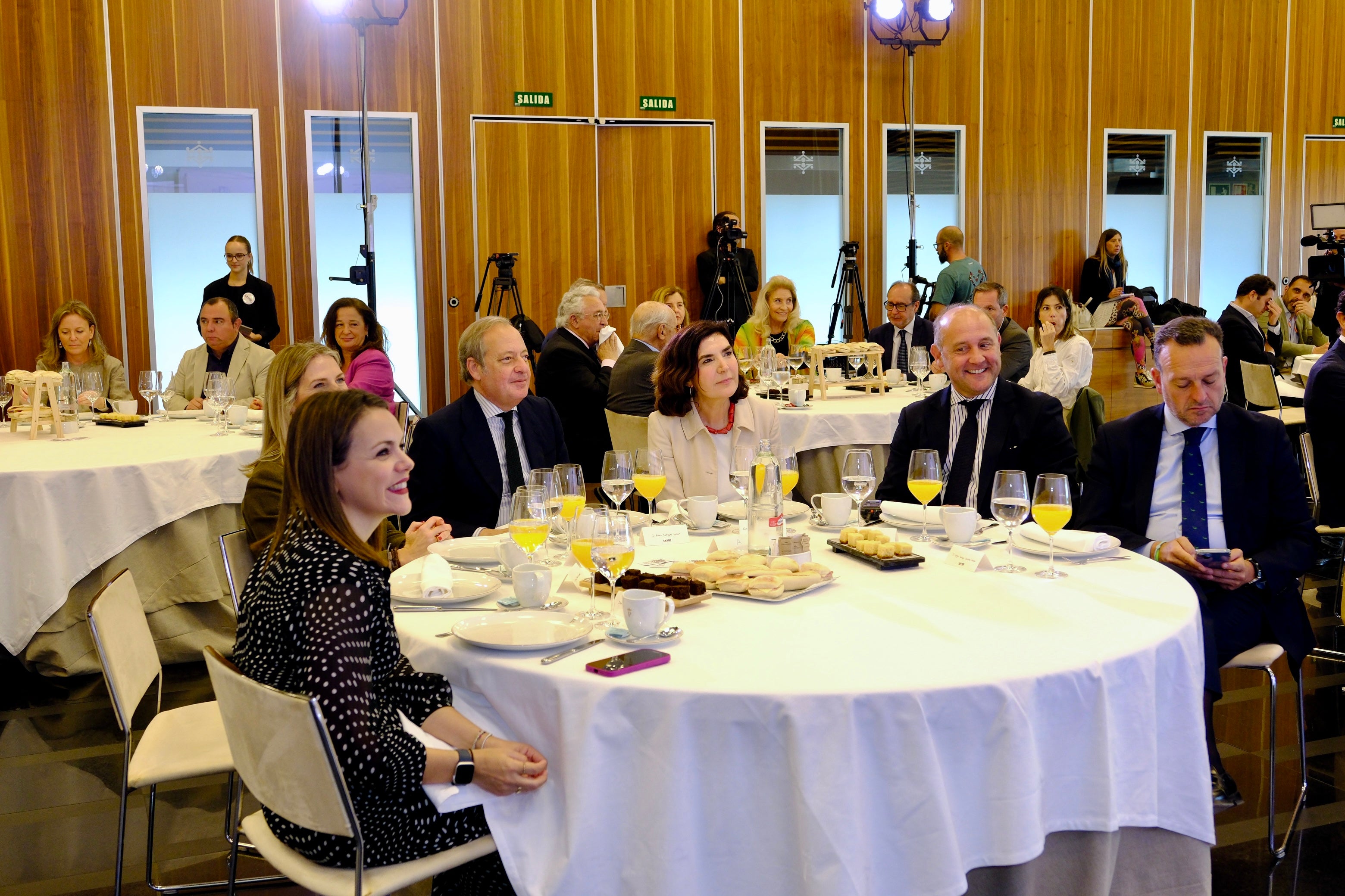 Fotos: Ambiente en La Mirada Económica de ABC y LA VOZ con Rocío Blanco