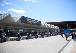 Gente en la estación de Atocha de Madrid durante el histórico apagón del pasado lunes.