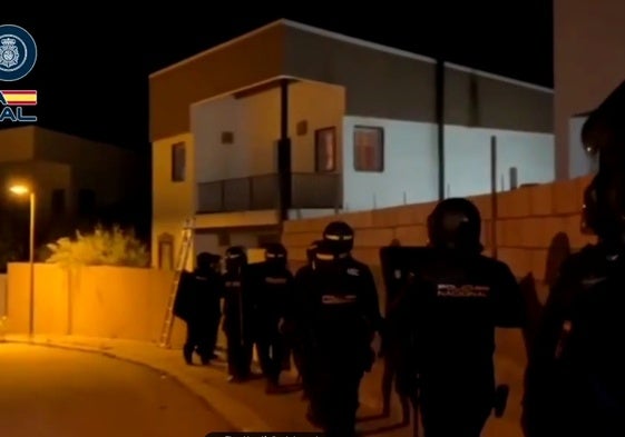 Los policías entran en una de las viviendas donde se encontraban refugiados los investigados.