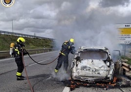 Sale un coche ardiendo en la autopista sentido Jerez