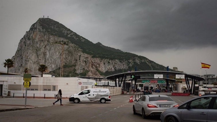 El Gobierno asegura que no existe una orden escrita exigiendo el cese de los controles en la Verja de Gibraltar