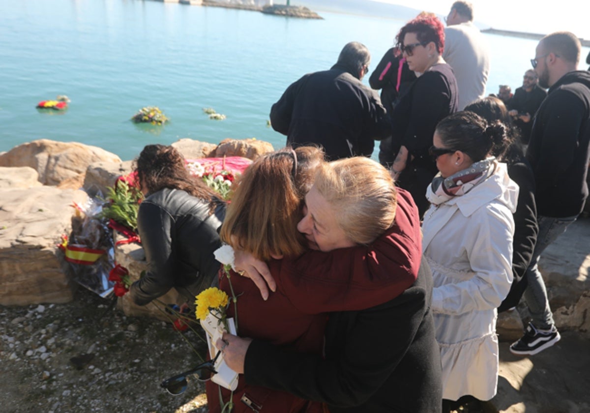 Homenaje en el primer aniversario de la muerte de los dos agentes en Barbate.