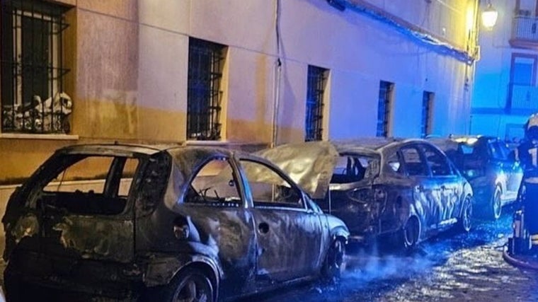 Coches quemados en Bartolomé Llompart.