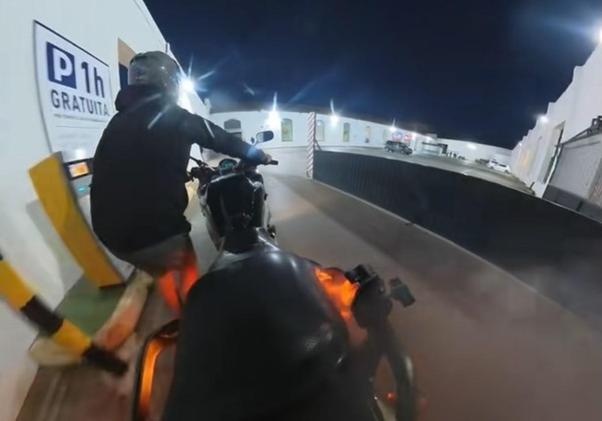 Un motorista sufre un gran susto en El Puerto