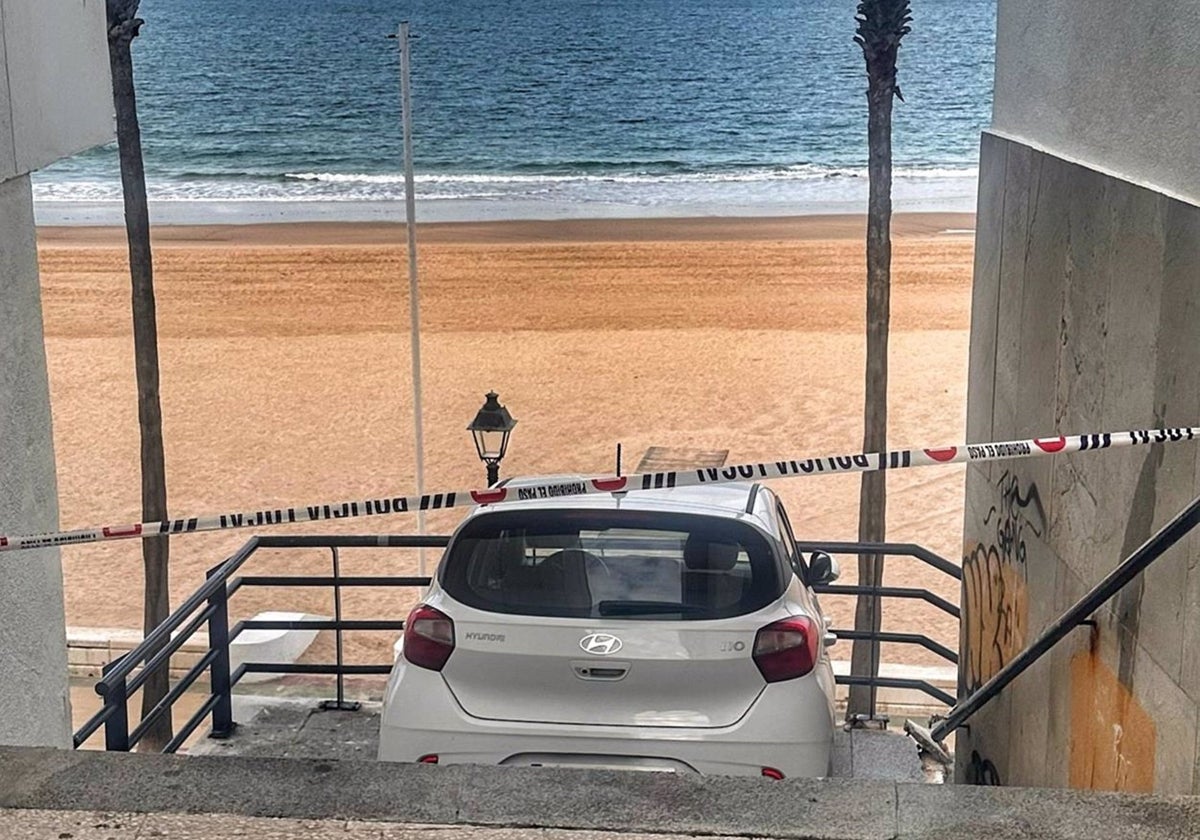 Vehículo accidentado en las escaleras de acceso a la playa de Rota.