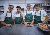 El fichaje de nuevos camareros en Cádiz desborda a las asociaciones que acogen a inmigrantes