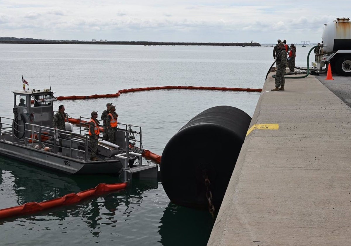 Simulacro de un vertido de gasolina en aguas de la Base Naval de Rota