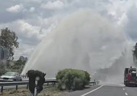 El reventón en una conducción de agua provoca un géiser que cruza los cuatro carriles de la autopista AP-4 entre Cádiz y Sevilla