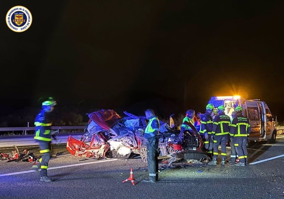 Tres heridos, entre ellos, una madre y su hija, en un accidente de tráfico entre un camión y un coche en la A-381