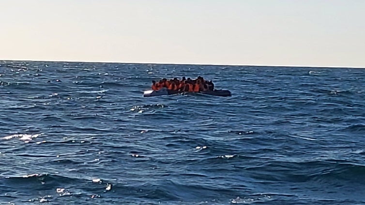 Rescatan a 21 personas en una embarcación neumática a 3,6 millas de la costa de Cádiz