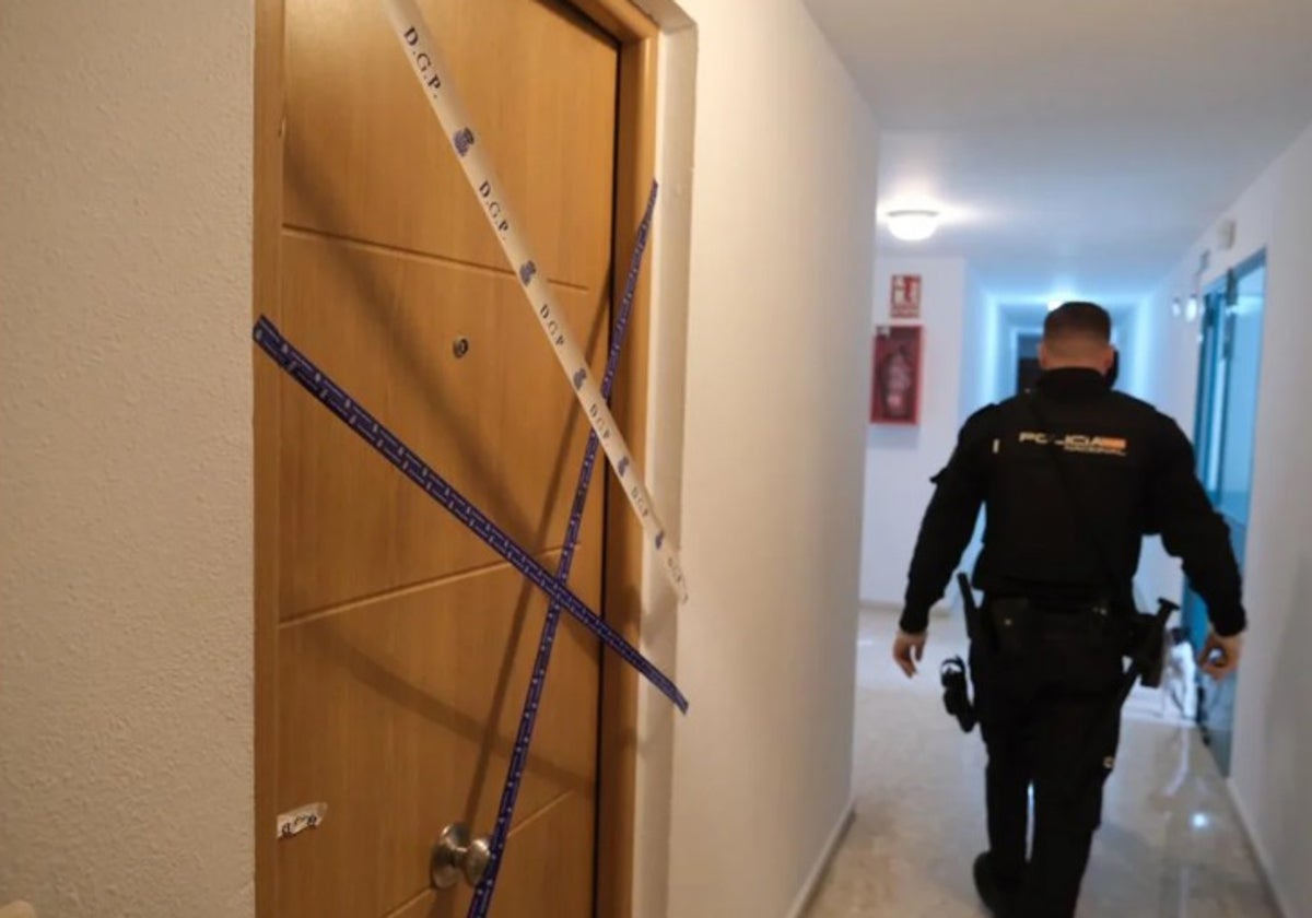 La puerta de la vivienda donde se halló el cuerpo sin vida de Eva.