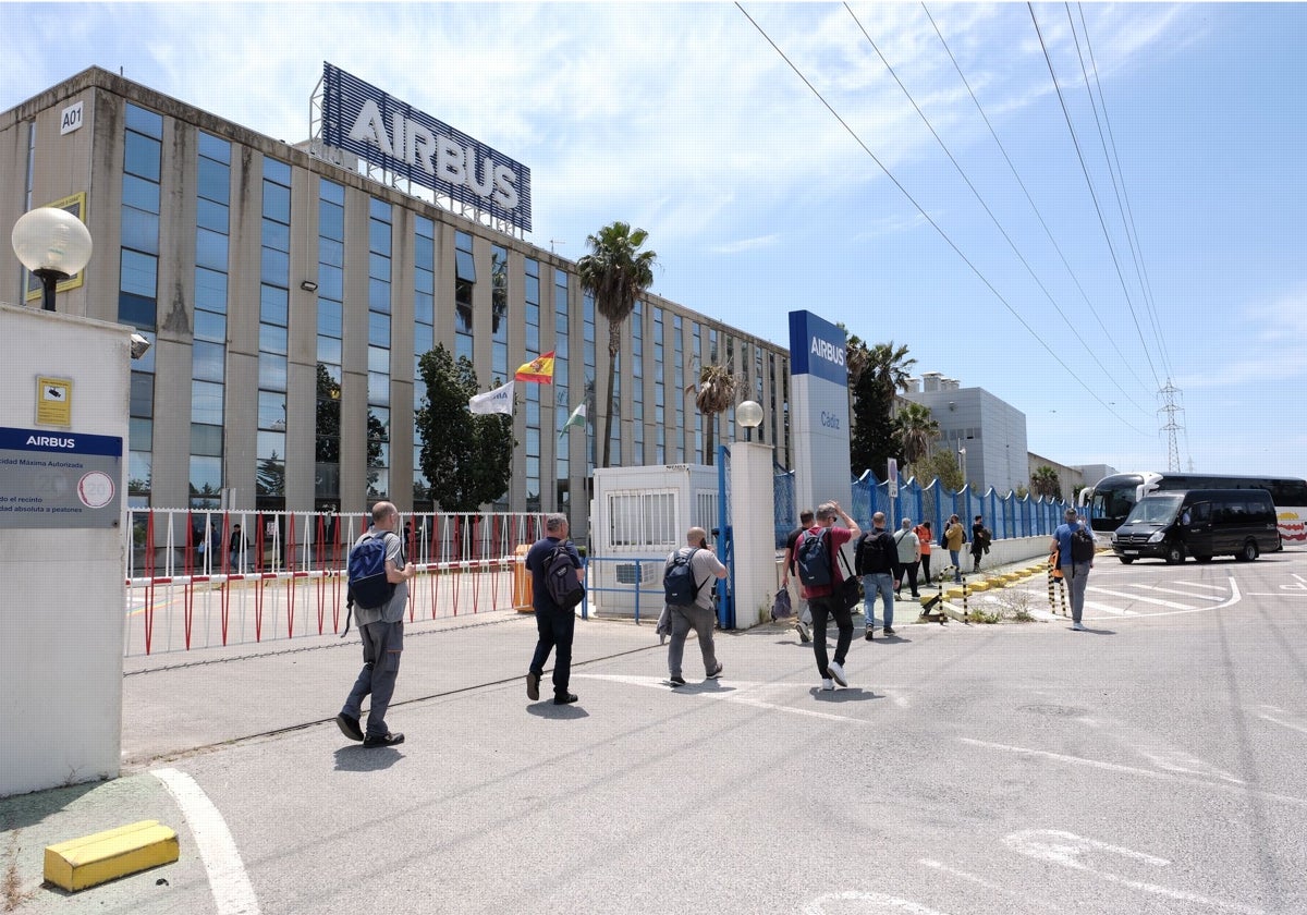 Salida del turno de mañana de los últimos trabajadores que quedan en Airbus Puerto Real