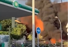 Arde un local abandonado próximo a una gasolinera en Algeciras