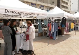 El mercadillo de verano de Cádiz se renueva con 25 casetas de madera