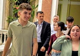 La denuncia hecha canción presentada al alcalde de Cádiz por una comparsa juvenil: «Son de Cádiz y sienten Cádiz...»