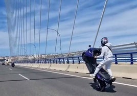 Vídeo: Un motorista cruza el puente de la Constitución de Cádiz haciendo el caballito