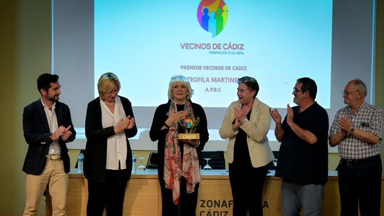 La Federación 5 de Abril concede el premio 'Vecinos de Cádiz' a Teófila Martínez por «su trayectoria institucional»