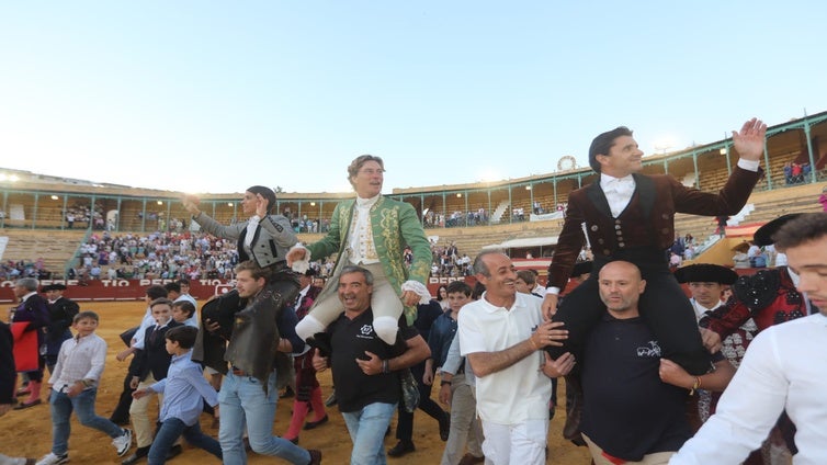 Salida a hombros de la terna en una gran tarde de rejones en Jerez