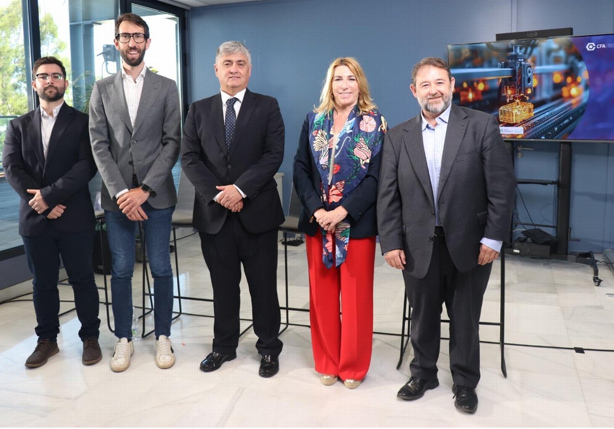 La delegada de Industria, Inmaculada Olivero, con los participantes en las jornadas
