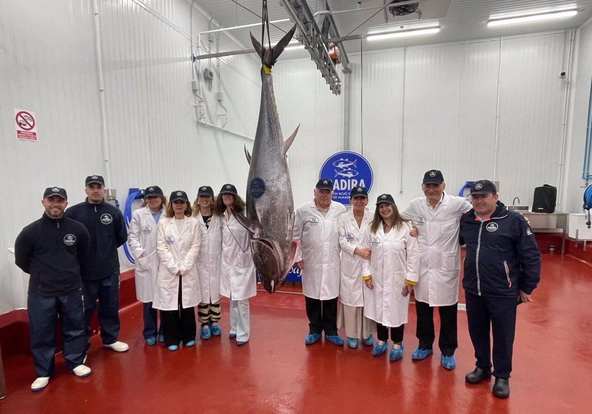 Visita de representantes del Parlamento de Andalucía a las instalaciones de Gadira en Barbate