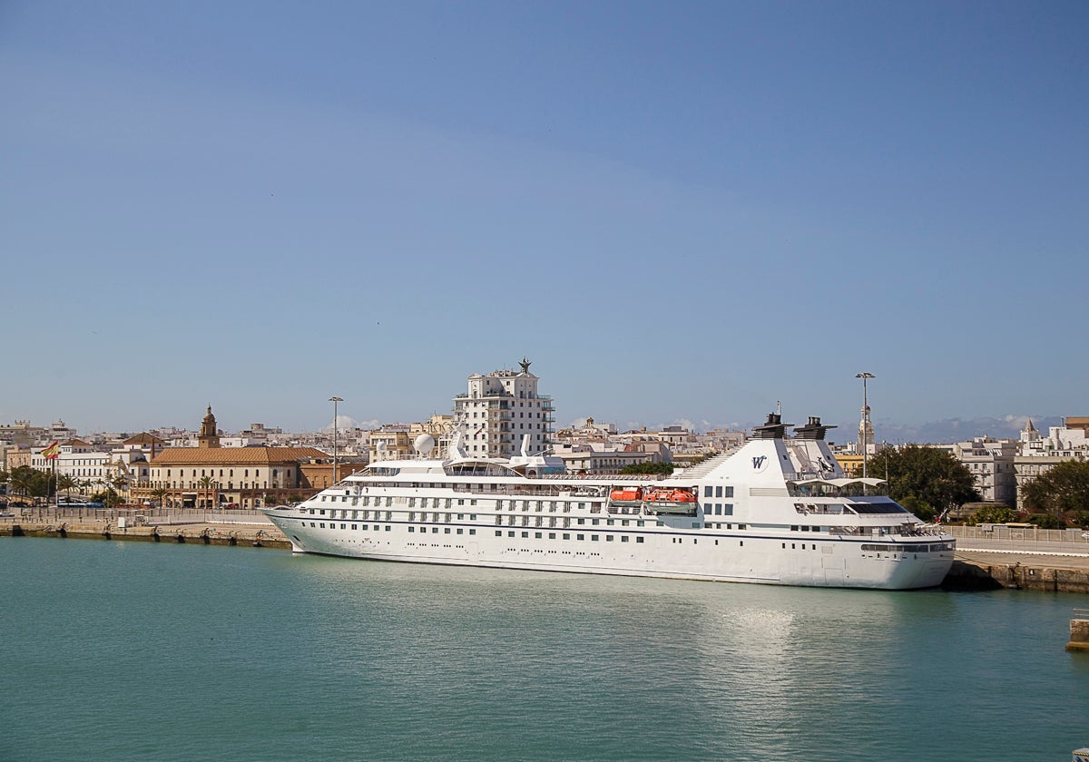 El 'Star Legend', atracado en el muelle gaditano