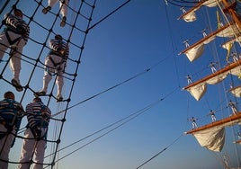 «Sentido pésame» a la gran familia del Cuauhtémoc desde el puerto de Cádiz