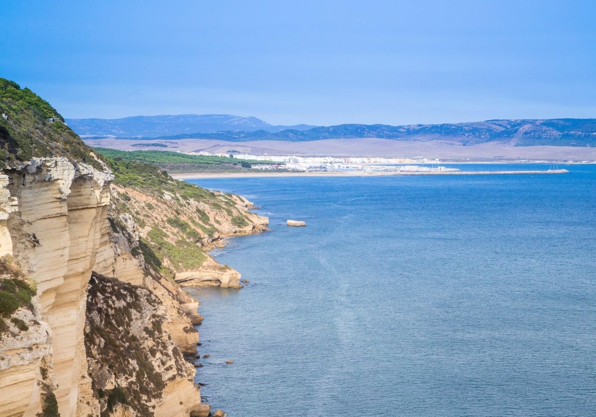 La ruta de ensueño entre acantilados y playas increíbles que puedes hacer en Cádiz: «Una joya escondida del sur de España»