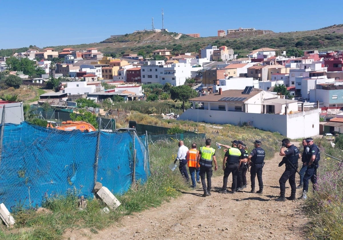 Dispositivo para desmantelar un asentamiento ilegal en Algeciras