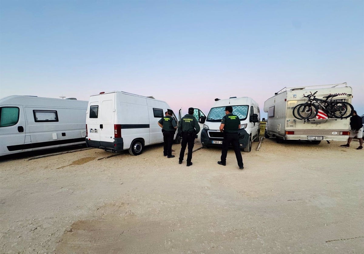 Más de 90 vehículos desalojados en acampadas ilegales en Tarifa