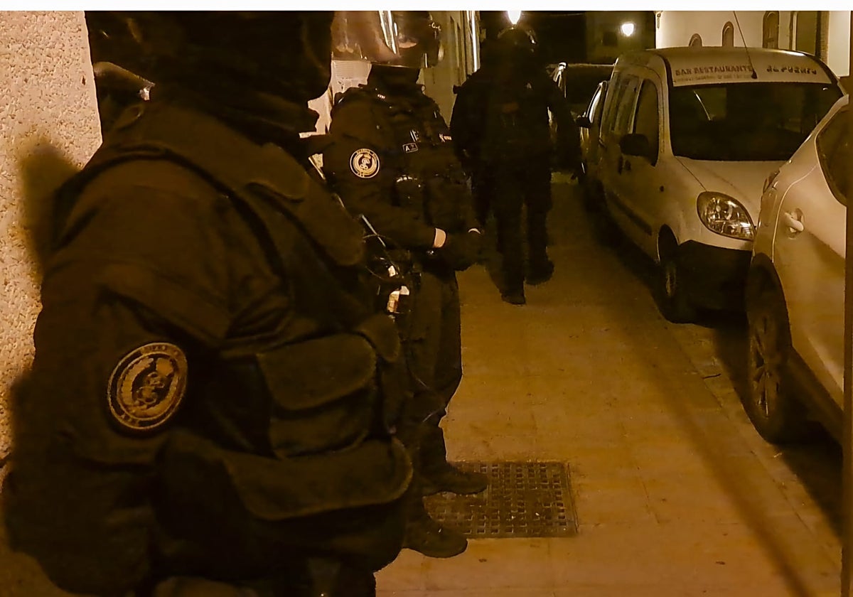 Agentes del GRS custodian uno de los registros realizados esta madrugada en la Sierra de Cádiz.