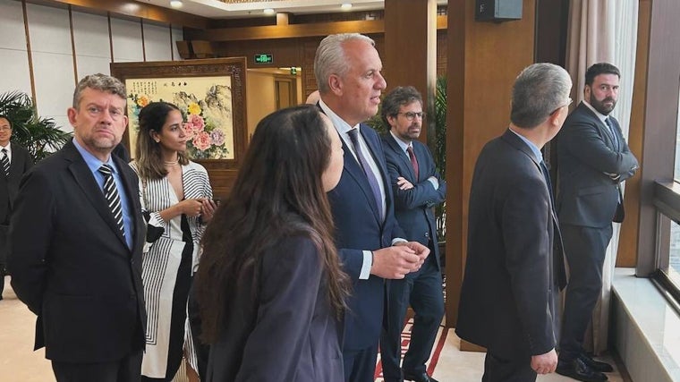 Ruiz Boix durante una reunión de trabajo en el Gran Palacio del Pueblo