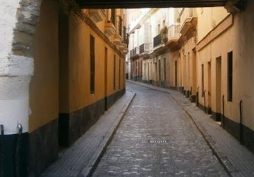 Apuñala con unas tijeras en el cuello a otro hombre en el centro de Cádiz