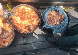Sorprenden a un padre  y su hijo con capazos llenos de pepinos de mar en Chipiona