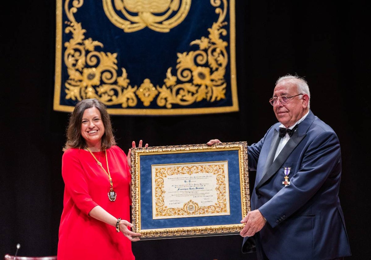 Patricia Cavada, alcaldesa de San Fernando, junto a Superpaco