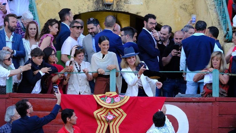 Morante le brinda un toro a la infanta Elena en Jerez ante la mirada de Victoria Federica