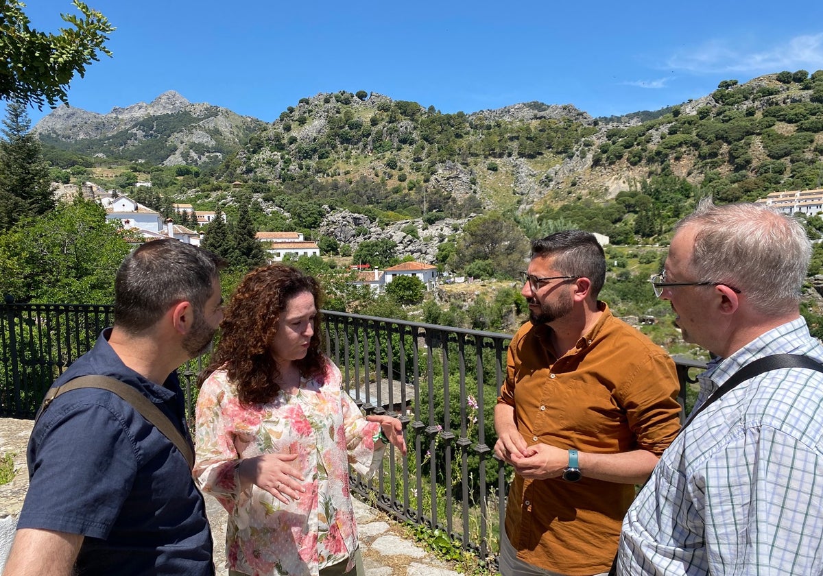 IU preguntará a la Junta por los planes para las 28 villas turísticas de Grazalema que están cerradas
